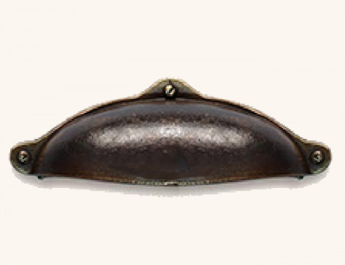 Dépôt des Docks Quincaillerie et ferronnerie. Poignée de porte ou de tiroirs en métal en forme de coque ou demi cercle pour meubles type vaisseliers, buffets, comptoir